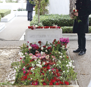 Mustafa Koç'a Osmanlı sancağıyla veda